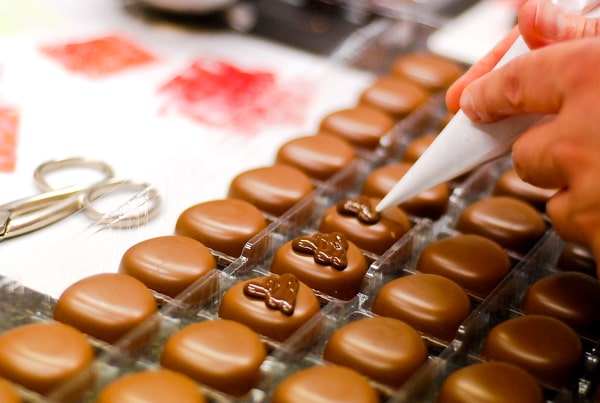 chocolate decorating on plain round chocolates